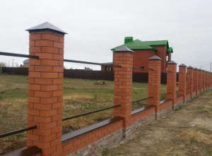 Кирпичные столбы для забора из евроштакетника