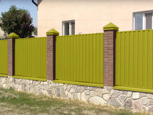 Комбинированный забор из профлиста и кирпичных столбов